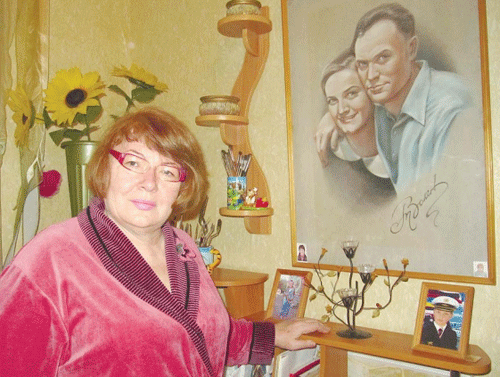 Татьяна Поленникова возле написанного ею портрета ее родителей