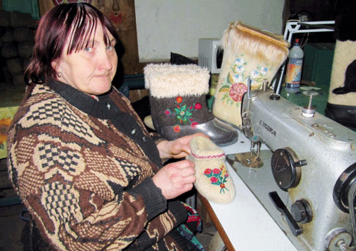 Татьяна Котова с удовольствием украшает валенки цветной вышивкой