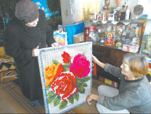 Валентина Баруздина (слева) просит Валентину Михайловну научить карачанских женщин  такому рукоделию.