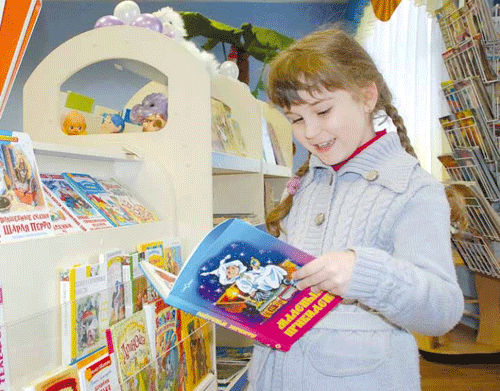 Семилетняя Ира Самофалова любит ходить в детскую библиотеку, ведь там много её любимых книг о принцессах