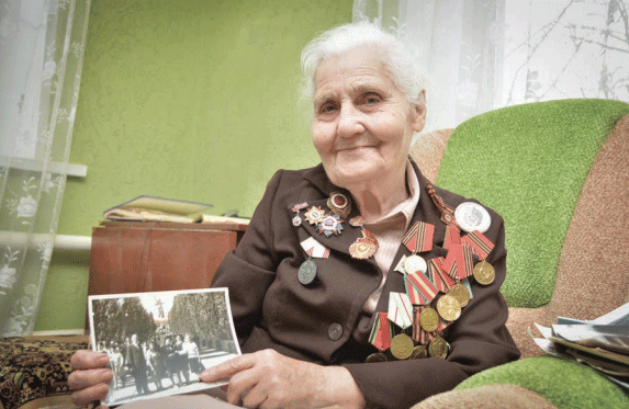 Антонина Ивановна бережно хранит фотографии прошлых лет